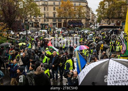 Paris, France. 18th Nov, 2023. Yellow Vests protesters gather during the movement's fifth anniversary demonstration at Place Franz Liszt. Around 450 people were present at the 'Gilets Jaunes' (yellow vests) demonstration to mark the fifth anniversary of the movement. According to the police, eight protesters were arrested during the protest.The yellow vest movement was born in 2018 to criticize Emmanuel Macron's politics. Credit: SOPA Images Limited/Alamy Live News Stock Photo