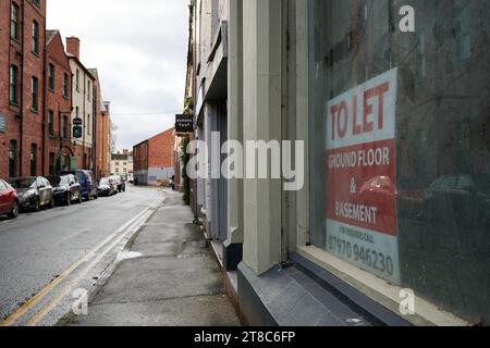 19 nov 2023 - Hereford  uk :to let sign on small side street Stock Photo