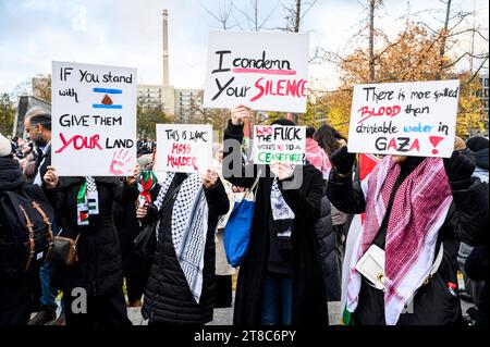 Pro-Palästinensische Demo in Berlin Ca. 4000 Menschen nahmen am 18.11.2023 an einer Pro-Palästinensischen Demo teil, zu der unter anderem der in islamistischen Kreisen sich bewegende Influenzer Serhat Sisik aka. Aggressionsprobleme aufgerufen hat und an deren Ende Jürgen Todenhöfer eine Rede hielt. Unter dem Motto Für den Frieden. Gegen den Hass. liefen die Teilnehmer vom Invalidenpark bis kurz vor dem Großen Stern. Neben Freiheit für Palästina, Freiheit für Gaza, gab es auch Rufe wie Deutschland finanziert, Israel bombardiert und Stoppt den Völkermord. Insgesamt war die Stimmung sehr Pressefe Stock Photo