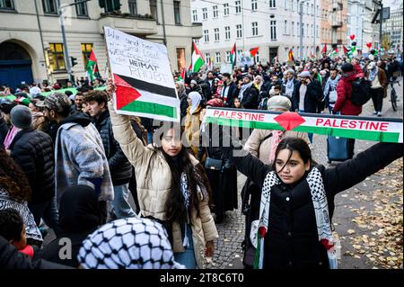 Pro-Palästinensische Demo in Berlin Ca. 4000 Menschen nahmen am 18.11.2023 an einer Pro-Palästinensischen Demo teil, zu der unter anderem der in islamistischen Kreisen sich bewegende Influenzer Serhat Sisik aka. Aggressionsprobleme aufgerufen hat und an deren Ende Jürgen Todenhöfer eine Rede hielt. Unter dem Motto Für den Frieden. Gegen den Hass. liefen die Teilnehmer vom Invalidenpark bis kurz vor dem Großen Stern. Neben Freiheit für Palästina, Freiheit für Gaza, gab es auch Rufe wie Deutschland finanziert, Israel bombardiert und Stoppt den Völkermord. Insgesamt war die Stimmung sehr Pressefe Stock Photo