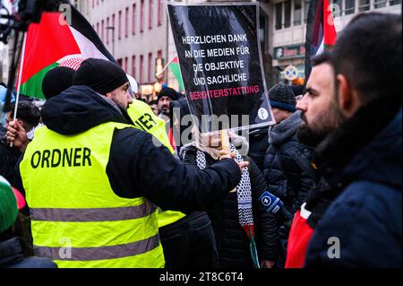 Pro-Palästinensische Demo in Berlin Ca. 4000 Menschen nahmen am 18.11.2023 an einer Pro-Palästinensischen Demo teil, zu der unter anderem der in islamistischen Kreisen sich bewegende Influenzer Serhat Sisik aka. Aggressionsprobleme aufgerufen hat und an deren Ende Jürgen Todenhöfer eine Rede hielt. Unter dem Motto Für den Frieden. Gegen den Hass. liefen die Teilnehmer vom Invalidenpark bis kurz vor dem Großen Stern. Neben Freiheit für Palästina, Freiheit für Gaza, gab es auch Rufe wie Deutschland finanziert, Israel bombardiert und Stoppt den Völkermord. Insgesamt war die Stimmung sehr Pressefe Stock Photo