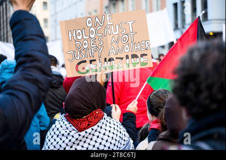 Pro-Palästinensische Demo in Berlin Ca. 4000 Menschen nahmen am 18.11.2023 an einer Pro-Palästinensischen Demo teil, zu der unter anderem der in islamistischen Kreisen sich bewegende Influenzer Serhat Sisik aka. Aggressionsprobleme aufgerufen hat und an deren Ende Jürgen Todenhöfer eine Rede hielt. Unter dem Motto Für den Frieden. Gegen den Hass. liefen die Teilnehmer vom Invalidenpark bis kurz vor dem Großen Stern. Neben Freiheit für Palästina, Freiheit für Gaza, gab es auch Rufe wie Deutschland finanziert, Israel bombardiert und Stoppt den Völkermord. Insgesamt war die Stimmung sehr Pressefe Stock Photo