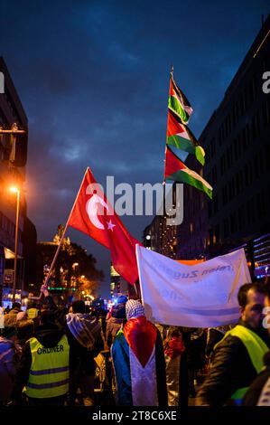 Pro-Palästinensische Demo in Berlin Ca. 4000 Menschen nahmen am 18.11.2023 an einer Pro-Palästinensischen Demo teil, zu der unter anderem der in islamistischen Kreisen sich bewegende Influenzer Serhat Sisik aka. Aggressionsprobleme aufgerufen hat und an deren Ende Jürgen Todenhöfer eine Rede hielt. Unter dem Motto Für den Frieden. Gegen den Hass. liefen die Teilnehmer vom Invalidenpark bis kurz vor dem Großen Stern. Neben Freiheit für Palästina, Freiheit für Gaza, gab es auch Rufe wie Deutschland finanziert, Israel bombardiert und Stoppt den Völkermord. Insgesamt war die Stimmung sehr Pressefe Stock Photo