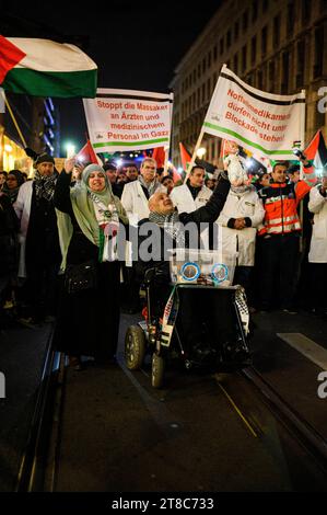 Pro-Palästinensische Demo in Berlin Ca. 4000 Menschen nahmen am 18.11.2023 an einer Pro-Palästinensischen Demo teil, zu der unter anderem der in islamistischen Kreisen sich bewegende Influenzer Serhat Sisik aka. Aggressionsprobleme aufgerufen hat und an deren Ende Jürgen Todenhöfer eine Rede hielt. Unter dem Motto Für den Frieden. Gegen den Hass. liefen die Teilnehmer vom Invalidenpark bis kurz vor dem Großen Stern. Neben Freiheit für Palästina, Freiheit für Gaza, gab es auch Rufe wie Deutschland finanziert, Israel bombardiert und Stoppt den Völkermord. Insgesamt war die Stimmung sehr Pressefe Stock Photo