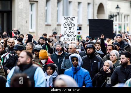 Pro-Palästinensische Demo in Berlin Ca. 4000 Menschen nahmen am 18.11.2023 an einer Pro-Palästinensischen Demo teil, zu der unter anderem der in islamistischen Kreisen sich bewegende Influenzer Serhat Sisik aka. Aggressionsprobleme aufgerufen hat und an deren Ende Jürgen Todenhöfer eine Rede hielt. Unter dem Motto Für den Frieden. Gegen den Hass. liefen die Teilnehmer vom Invalidenpark bis kurz vor dem Großen Stern. Neben Freiheit für Palästina, Freiheit für Gaza, gab es auch Rufe wie Deutschland finanziert, Israel bombardiert und Stoppt den Völkermord. Insgesamt war die Stimmung sehr Pressefe Stock Photo