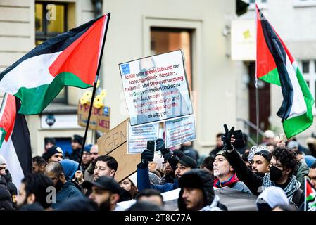 Pro-Palästinensische Demo in Berlin Ca. 4000 Menschen nahmen am 18.11.2023 an einer Pro-Palästinensischen Demo teil, zu der unter anderem der in islamistischen Kreisen sich bewegende Influenzer Serhat Sisik aka. Aggressionsprobleme aufgerufen hat und an deren Ende Jürgen Todenhöfer eine Rede hielt. Unter dem Motto Für den Frieden. Gegen den Hass. liefen die Teilnehmer vom Invalidenpark bis kurz vor dem Großen Stern. Neben Freiheit für Palästina, Freiheit für Gaza, gab es auch Rufe wie Deutschland finanziert, Israel bombardiert und Stoppt den Völkermord. Insgesamt war die Stimmung sehr Pressefe Stock Photo