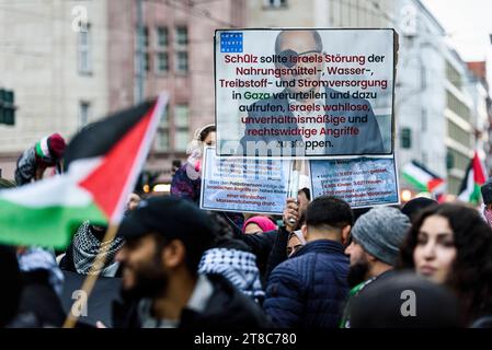 Pro-Palästinensische Demo in Berlin Ca. 4000 Menschen nahmen am 18.11.2023 an einer Pro-Palästinensischen Demo teil, zu der unter anderem der in islamistischen Kreisen sich bewegende Influenzer Serhat Sisik aka. Aggressionsprobleme aufgerufen hat und an deren Ende Jürgen Todenhöfer eine Rede hielt. Unter dem Motto Für den Frieden. Gegen den Hass. liefen die Teilnehmer vom Invalidenpark bis kurz vor dem Großen Stern. Neben Freiheit für Palästina, Freiheit für Gaza, gab es auch Rufe wie Deutschland finanziert, Israel bombardiert und Stoppt den Völkermord. Insgesamt war die Stimmung sehr Pressefe Stock Photo