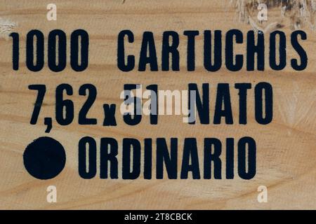 Wood texture background from army ammunition wooden crate with black color Spanish text - 1000 cartridges 7.62x51 Stock Photo