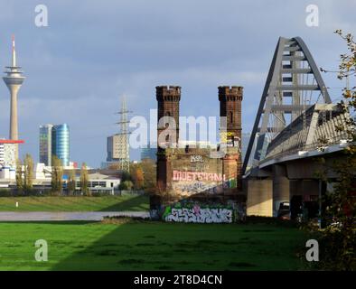 Blick auf die Hammer Eisenbahnbruecke, die Duesseldorf mit Neuss verbindet, daneben der historische Brueckenkopf, im Hintergund Teile derSkyline von Duesseldorf Neuss Duesseldorfer Eisenbahnbruecke histor. Brueckenkopf *** View of the Hammer railroad bridge, which connects Duesseldorf with Neuss, next to it the historic bridgehead, in the background parts of the skyline of Duesseldorf Neuss Duesseldorf railroad bridge historic bridgehead Credit: Imago/Alamy Live News Stock Photo