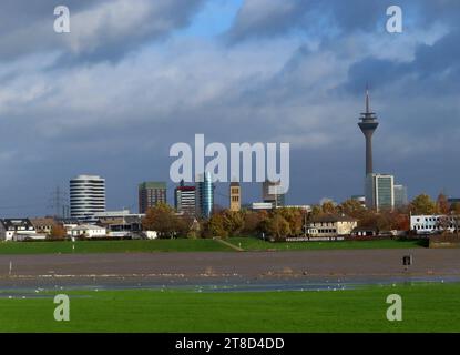 Blick auf die Skyline von Duesseldorf mit dem Rheinstrom und Hochwasser Skyline von Duesseldorf mit Rheinhochwasser *** View of the skyline of Duesseldorf with the Rhine river and floods Skyline of Duesseldorf with Rhine floods Credit: Imago/Alamy Live News Stock Photo