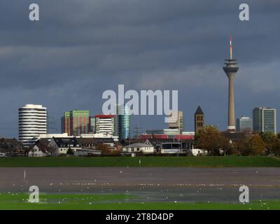 Blick auf Duesseldorf Skyline mit Rheinhochwasser davor Skyline von Duesseldorf mit Rheinhochwasser *** View of Duesseldorf skyline with Rhine flood in front of it Skyline of Duesseldorf with Rhine flood Credit: Imago/Alamy Live News Stock Photo