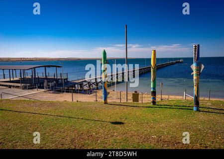 Streaky Bay, South Australia, Australia - Ocean jetty with art totem poles in the foreground Stock Photo