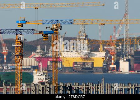 YANTAI, CHINA - NOVEMBER 19, 2023 - STATE POWER INVESTMENT Nuclear Headquarters Base project construction offshore equipment construction, November 19 Stock Photo