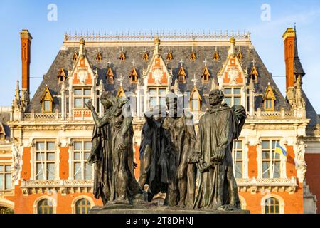 Das Denkmal Les Bourgeois de Calais „Die Bürger von Calais“ von Auguste Rodin vor dem Rathaus  in Calais, Frankreich  |   Sculpture Les Bourgeois de C Stock Photo