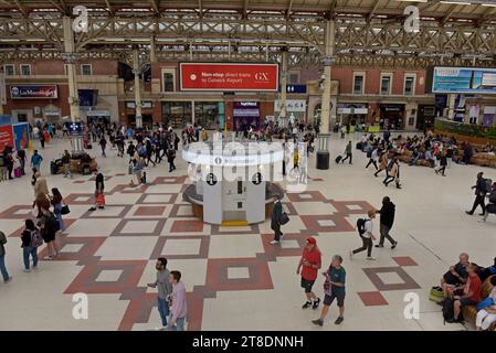 People on the main concourse at London Victoria railway station,waitinbg for trains, August 2023 Stock Photo