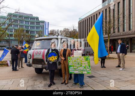 Ukraine-Demonstration mmit Krankenwagen vor der Stadthalle Reutlingen. Sabine Kurtz, Staatssekretärin im Ministerium für Ernährung, Ländlichen Raum und Verbraucherschutz. Generationenwechsel beim 79. Landesparteitag der CDU Baden-Württemberg. Manuel Hagel, MdL 35 ist neuer Vorsitzender der Landespartei. Er tritt die Nachfolge an von Thomas Strobl, der nicht mehr kandidierte./// 18.11.2023: Reutlingen, Baden-Württemberg, Deutschland, Europa *** Ukraine Demonstration with ambulance in front of the Reutlingen town hall Sabine Kurtz, State Secretary in the Ministry of Food, Rural Areas and Consu Stock Photo