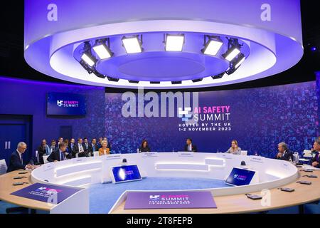 BLETCHLEY PARK, BUCKINGHAMSHIRE, ENGLAND, UK - 02 November 2023 - UK Prime Minister Prime Minister Rishi Sunak speaks with Kamala Harris, Ursula Von D Stock Photo