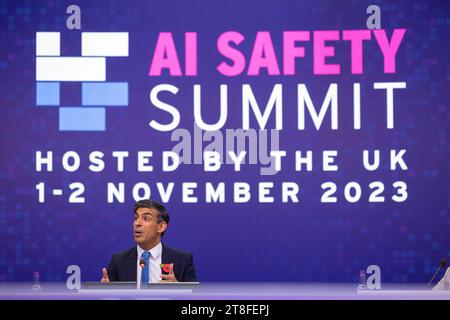 BLETCHLEY PARK, BUCKINGHAMSHIRE, ENGLAND, UK - 02 November 2023 - UK Prime Minister Prime Minister Rishi Sunak speaks at the end of the AI Safety Summ Stock Photo