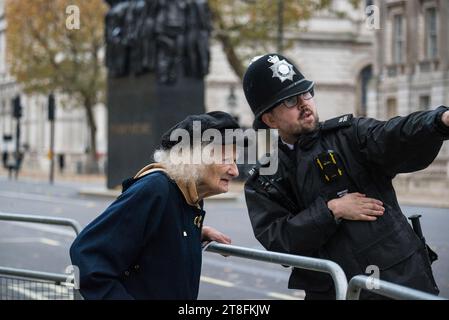 Met policemen helping elderly lady with directions, London, England, UK Stock Photo