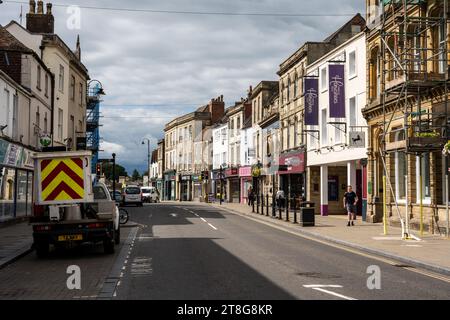 Shops and cafes line a traditional English High Street in Warminster, Wiltshire. Stock Photo