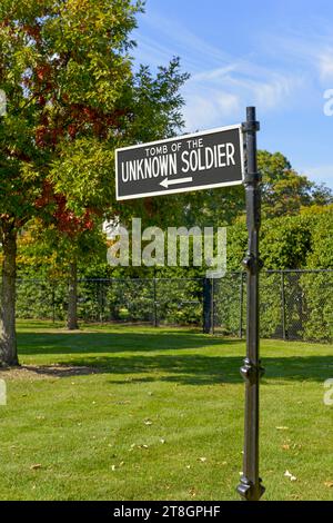 Direction sign to the gravesite of the Unknown Soldier at the Arlington National Cemetery in Virginia Stock Photo
