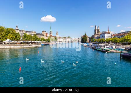 Zürich Skyline Stadt am Fluss Limmat in der Schweiz Zürich, Schweiz - 10. August 2023: Zürich Skyline Stadt am Fluss Limmat in Zürich, Schweiz. *** Zurich Skyline City on the River Limmat in Switzerland Zurich, Switzerland 10 August 2023 Zurich Skyline City on the River Limmat in Zurich, Switzerland Credit: Imago/Alamy Live News Stock Photo