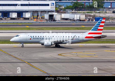 American Eagle Republic Airways Embraer 175 Flugzeug Flughafen New York JFK in den USA New York, USA. , . Ein Embraer 175 Flugzeug der American Eagle Republic Airways mit dem Kennzeichen N115HQ auf dem Flughafen New York JFK in den USA. *** American Eagle Republic Airways Embraer 175 aircraft New York JFK Airport in the USA New York, USA 12 May 2023 An Embraer 175 aircraft of American Eagle Republic Airways with the registration number N115HQ at New York JFK Airport in the USA Credit: Imago/Alamy Live News Stock Photo