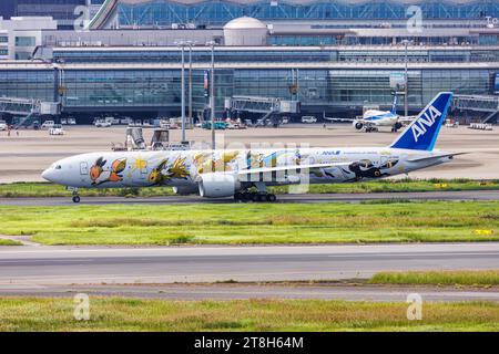 ANA All Nippon Airways Boeing 777-300ER Flugzeug Flughafen Tokyo Haneda in Japan Pokemon Eevee Sonderbemalung Tokio, Japan - 25. September 2023: Ein Boeing 777-300ER Flugzeug der ANA All Nippon Airways mit dem Kennzeichen JA784A und der Pokemon Eevee Sonderbemalung auf dem Flughafen Tokyo Haneda HND in Japan. *** ANA All Nippon Airways Boeing 777 300ER aircraft Tokyo Haneda Airport in Japan Pokemon Eevee special livery Tokyo, Japan September 25, 2023 An ANA All Nippon Airways Boeing 777 300ER aircraft with the registration JA784A and the Pokemon Eevee special livery at Tokyo Haneda Airport HND Stock Photo