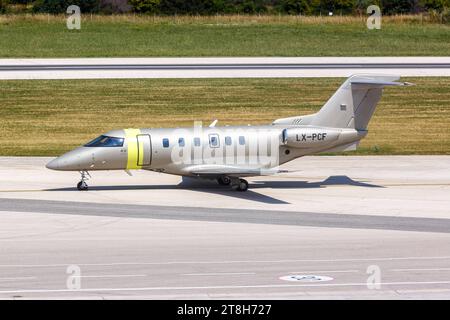 Jetfly Pilatus PC-24 Flugzeug Flughafen Split in Kroatien Split, Kroatien - 29. Mai 2023: Ein Pilatus PC-24 Flugzeug der Jetfly mit dem Kennzeichen LX-PCF auf dem Flughafen Split SPU in Kroatien. *** Jetfly Pilatus PC 24 aircraft Split Airport in Croatia Split, Croatia 29 May 2023 A Jetfly Pilatus PC 24 aircraft with the registration LX PCF at Split Airport SPU in Croatia Credit: Imago/Alamy Live News Stock Photo