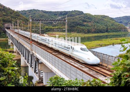 Shinkansen Typ N700 Hochgeschwindigkeitszug der Japan Rail JR West Zug auf der Sanyo Shinkansen Strecke in Kurashiki, Japan Kurashiki, Japan - 1. Oktober 2023: Shinkansen Typ N700 Hochgeschwindigkeitszug der Japan Rail JR West Zug auf der Sanyo Shinkansen Strecke in Kurashiki, Japan. *** Shinkansen type N700 high-speed train of Japan Rail JR West train on the Sanyo Shinkansen line in Kurashiki, Japan Kurashiki, Japan October 1, 2023 Shinkansen type N700 high-speed train of Japan Rail JR West train on the Sanyo Shinkansen line in Kurashiki, Japan Credit: Imago/Alamy Live News Stock Photo