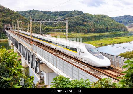 Shinkansen Typ 700 Hochgeschwindigkeitszug der Japan Rail JR West Rail Star Zug auf der Sanyo Shinkansen Strecke in Kurashiki, Japan Kurashiki, Japan - 1. Oktober 2023: Shinkansen Typ 700 Hochgeschwindigkeitszug der Japan Rail JR West Rail Star Zug auf der Sanyo Shinkansen Strecke in Kurashiki, Japan. *** Shinkansen type 700 high-speed train of Japan Rail JR West Rail Star train on the Sanyo Shinkansen line in Kurashiki, Japan Kurashiki, Japan October 1, 2023 Shinkansen type 700 high-speed train of Japan Rail JR West Rail Star train on the Sanyo Shinkansen line in Kurashiki, Japan Stock Photo