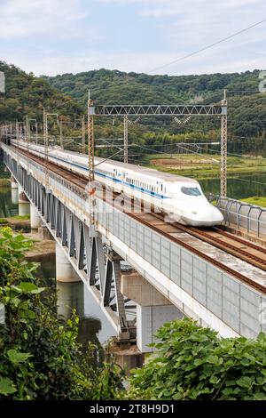 Shinkansen Typ N700 Hochgeschwindigkeitszug der Japan Rail JR Zug auf der Sanyo Shinkansen Strecke in Kurashiki, Japan Kurashiki, Japan - 1. Oktober 2023: Shinkansen Typ N700 Hochgeschwindigkeitszug der Japan Rail JR Zug auf der Sanyo Shinkansen Strecke in Kurashiki, Japan. *** Shinkansen type N700 high-speed train of Japan Rail JR train on the Sanyo Shinkansen line in Kurashiki, Japan Kurashiki, Japan October 1, 2023 Shinkansen type N700 high-speed train of Japan Rail JR train on the Sanyo Shinkansen line in Kurashiki, Japan Credit: Imago/Alamy Live News Stock Photo