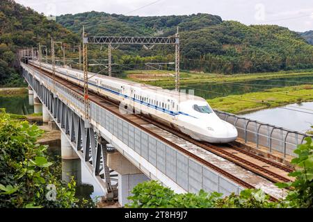 Shinkansen Typ N700 Hochgeschwindigkeitszug der Japan Rail JR Zug auf der Sanyo Shinkansen Strecke in Kurashiki, Japan Kurashiki, Japan - 1. Oktober 2023: Shinkansen Typ N700 Hochgeschwindigkeitszug der Japan Rail JR Zug auf der Sanyo Shinkansen Strecke in Kurashiki, Japan. *** Shinkansen type N700 high-speed train of Japan Rail JR train on the Sanyo Shinkansen line in Kurashiki, Japan Kurashiki, Japan October 1, 2023 Shinkansen type N700 high-speed train of Japan Rail JR train on the Sanyo Shinkansen line in Kurashiki, Japan Credit: Imago/Alamy Live News Stock Photo