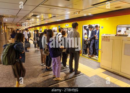 Rush Hour in der Metro von Tokyo an der Haltestelle Ueno in Tokio, Japan Tokio, Japan. , . Rush Hour in der Metro von Tokyo an der Haltestelle Ueno in Tokio, Japan. *** Rush Hour on the Tokyo Metro at Ueno Station in Tokyo, Japan Tokyo, Japan October 6, 2023 Rush Hour on the Tokyo Metro at Ueno Station in Tokyo, Japan Credit: Imago/Ģ����ý Live News Stock Photo