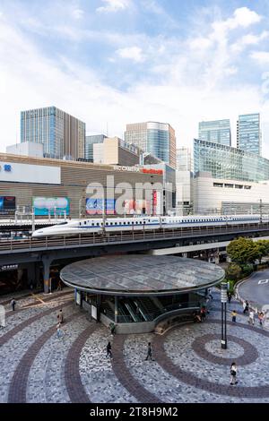 Shinkansen Typ N700 Hochgeschwindigkeitszug der Japan Rail JR Zug am Bahnhof Yurakucho in Tokio, Japan Tokio, Japan. , . Shinkansen Typ N700 Hochgeschwindigkeitszug der Japan Rail JR Zug am Bahnhof Yurakucho in Tokio, Japan. *** Shinkansen type N700 bullet train of Japan Rail JR train at Yurakucho station in Tokyo, Japan Tokyo, Japan September 26, 2023 Shinkansen type N700 bullet train of Japan Rail JR train at Yurakucho station in Tokyo, Japan Credit: Imago/Alamy Live News Stock Photo