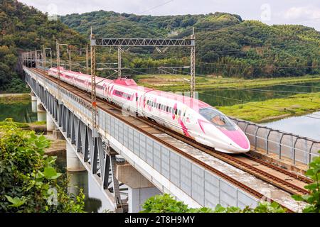 Shinkansen Hello Kitty Typ 500 Hochgeschwindigkeitszug der Japan Rail JR West Zug auf der Sanyo Shinkansen Strecke in Kurashiki, Japan Kurashiki, Japan - 1. Oktober 2023: Shinkansen Hello Kitty Typ 500 Hochgeschwindigkeitszug der Japan Rail JR West Zug auf der Sanyo Shinkansen Strecke in Kurashiki, Japan. *** Shinkansen Hello Kitty type 500 high-speed train of Japan Rail JR West train on the Sanyo Shinkansen line in Kurashiki, Japan Kurashiki, Japan October 1, 2023 Shinkansen Hello Kitty type 500 high-speed train of Japan Rail JR West train on the Sanyo Shinkansen line in Kurashiki, Japan Stock Photo