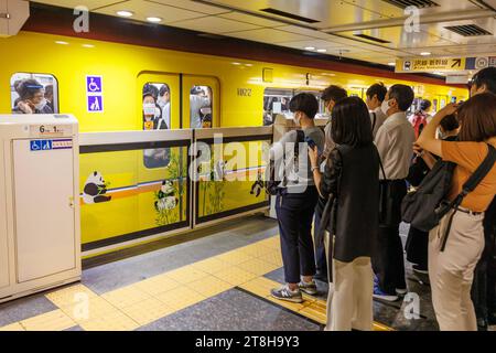 Rush Hour in der Metro von Tokyo an der Haltestelle Ueno in Tokio, Japan Tokio, Japan. , . Rush Hour in der Metro von Tokyo an der Haltestelle Ueno in Tokio, Japan. *** Rush Hour on the Tokyo Metro at Ueno Station in Tokyo, Japan Tokyo, Japan October 6, 2023 Rush Hour on the Tokyo Metro at Ueno Station in Tokyo, Japan Credit: Imago/Ģ����ý Live News Stock Photo