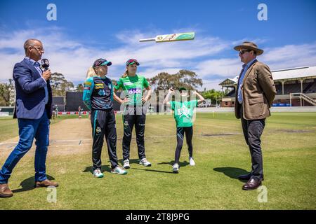 Melbourne, Australia, 19 November, 2023. Bat flip during Weber Women's Big Bash League (WBBL 09) match between Melbourne Stars Women and Brisbane Heat Women at the CitiPower Centre on November 19, 2023 in Melbourne, Australia. Credit: Santanu Banik/Speed Media/Alamy Live News Stock Photo