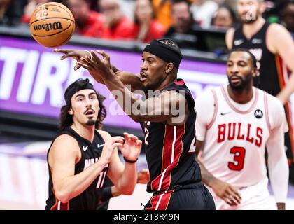 Chicago, USA. 20th Nov, 2023. Jimmy Butler (C) of Miami Heat passes the ball during the 2023-2024 NBA regular season match between the Miami Heat and the Chicago Bulls at United Center in Chicago, the United States, on Nov. 20, 2023. Credit: Joel Lerner/Xinhua/Alamy Live News Stock Photo