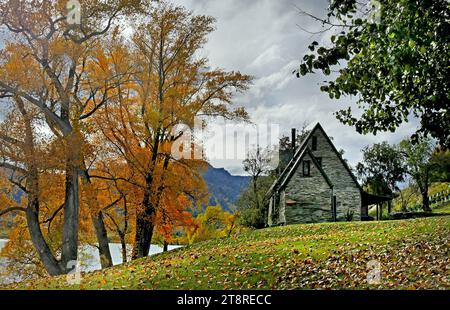 An autumn retreat, Lake Hayes is a small lake in the Wakatipu Basin in Central Otago, in New Zealand's South Island. It is located close to the towns of Arrowtown and Queenstown Stock Photo