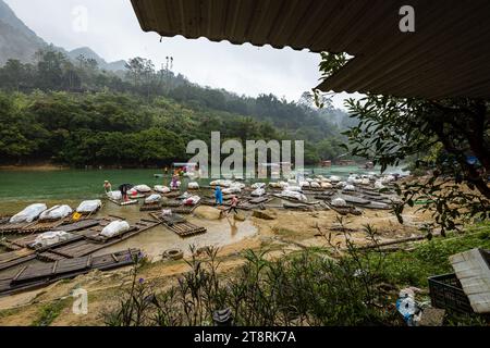 The rivermarket and transport at the Ban Gioc Waterfall between China and Vietnam Stock Photo
