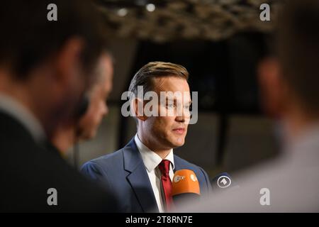 Hendrik Streeck gibt am Samstag 18.11.2023 in Saarbrücken ein Interview, wo er für die Landespressekonferenz Saar die Goldene Ente an seinen Kollegen Jürgen Rißland überreicht. Streeck ein deutscher Virologe. Der Mediziner ist seit Oktober 2019 Direktor des Institutes für Virologie am Universitätsklinikum Bonn und war Mitglied des Corona-Expertenrats der Bundesregierung. Streeck ist Mitglied der CDU und kandidiert für den Bundestag. *** Hendrik Streeck gives an interview on Saturday 18 11 2023 in Saarbrücken, where he presents the Golden Duck to his colleague Jürgen Rißland for the Saarland St Stock Photo