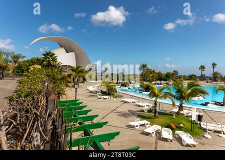 The architecturally stunningAuditorio de Tenerife, auditorium, Santa Cruz de Tenerife, Canary Islands, Spain set in its wider landscape in good light Stock Photo