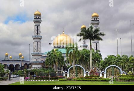 Jame'Asr Hassanil Bolkiah Mosque Brunei, Considered as one of the grandest monuments to Islam in the whole region, the magnificent Jame' Asr Hassanil Bolkiah Mosque is the brainchild of His Majesty the Sultan Haji Hassanal Bolkiah Mu'izzaddin Waddaulah and Yang Dipertuan Negara Brunei Darussalam Stock Photo