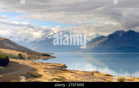 Lake Pukaki and Mt Cook, Peters Lookout on the scenic road to Mount Cook National Park offers one of the best road views in New Zealand. From the viewpoint, Mt Cook Road gently snakes its way underneath the Ben Ohau Range, just beside the turquoise coloured Lake Pukakai Stock Photo