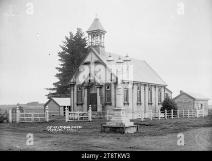 St James' Presbyterian Church (Pukekohe), View of the St James' Presbyterian Church situated on the corner of Queen and Seddon streets, Pukekohe. In the foreground is the gas lampstand erected in honour of Rt Hon Richard Seddon, Prime Minister ca 1915 Stock Photo