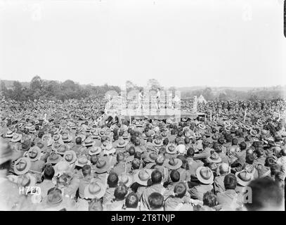 A crowd of soldiers watching a boxing match at the New Zealand Divisional Sports, Authie, A crowd of World War One soldiers watching two boxers sparring in a ring, during a boxing match at the New Zealand Divisional Sports at Authie, France. Photographed on 27 June 1918 Stock Photo