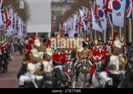 London, UK. 21st Nov, 2023. The President of the Republic of Korea, Yoon Suk Yeol, and the First Lady arrives at Buckingham Palace along The Mall at the start of his State Visit to the UK accompanied by King Charles III, Queen Camilla and The Prince and Princess of Wales by procession. Credit: Malcolm Park/Alamy Live News Stock Photo