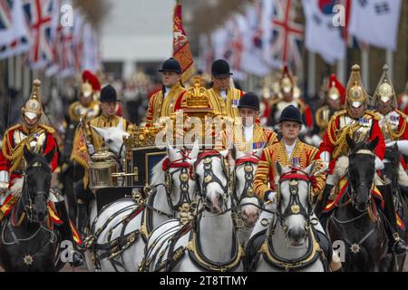 London, UK. 21st Nov, 2023. The President of the Republic of Korea, Yoon Suk Yeol, and the First Lady arrives at Buckingham Palace along The Mall at the start of his State Visit to the UK accompanied by King Charles III, Queen Camilla and The Prince and Princess of Wales by procession. Credit: Malcolm Park/Alamy Live News Stock Photo