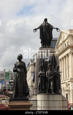 London Guards Crimean War Memorial & Florence Nightingale Statue, London, England, UK Stock Photo